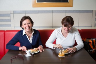 FORUM ELLE - Mutter und Tochter im Migros-Restaurant Fribourg